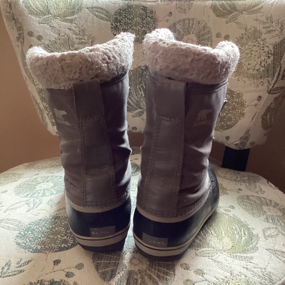 Sorel Youth Winter Boots - size 5 - Picture 4 of 7